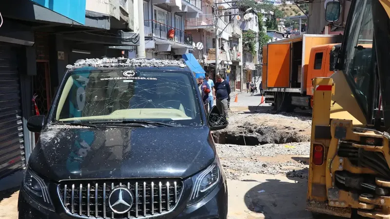 İzmir'de ana boru patladı: Evleri su bastı, 5 araç zarar gördü