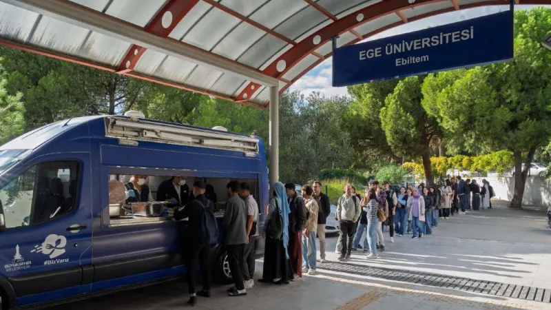 İzmir'de Öğrenciye Anne Eli Değmiş Gibi Sıcak Yemek!