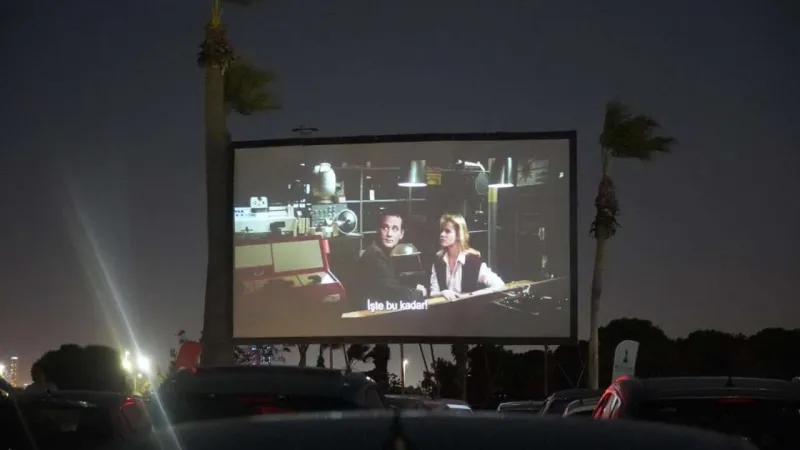 İzmir'de Ücretsiz Arabada Film Keyfi! Nostalji Başlıyor