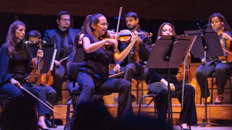 İzmir'de Duygu Dolu Anma: Atatürk Konseri Gözyaşlarıyla İzlendi!