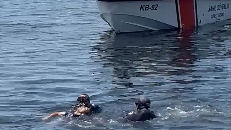 İzmir'de ayakkabısını almak isteyen genç denize düştü: Durumu ağır