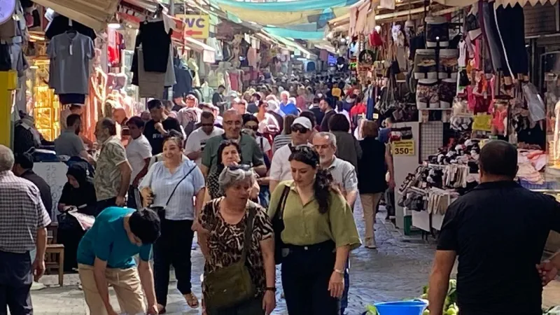 İzmir'de bayram yoğunluğu başlıyor: Vatandaş Kemeraltı'na akın etti!