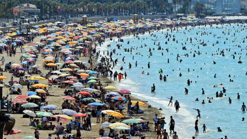 İzmir'de bayram yoğunluğu: Tatilciler Ege kıyılarına akın etti
