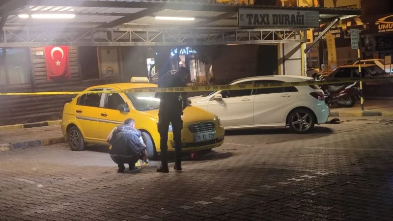 İzmir'de bıçaklı ve sopalı kavga: 4 kişi yaralandı