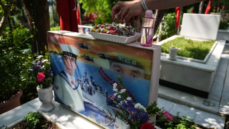 İzmir'de buruk bayram: Şehit yakınları bayramda şehitliği ziyaret etti