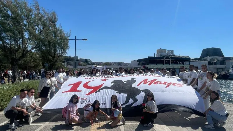 İzmir'de CHP'li Gençlerden Coşkulu 19 Mayıs Yürüyüşü!