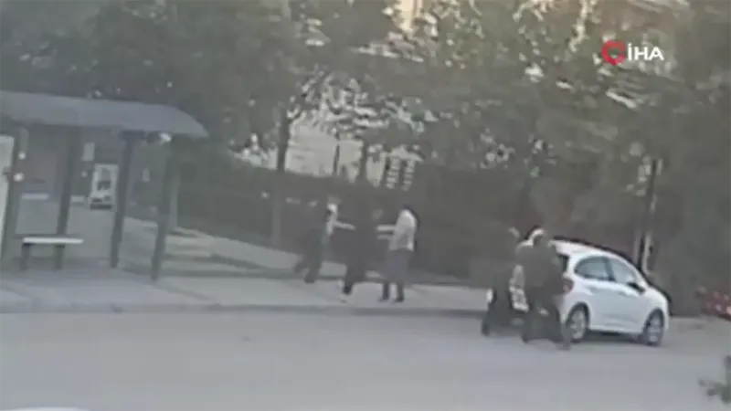 İzmir'de çocukların kavgasına aileler de karıştı: 4 kişi yaralandı, o anlar kamerada