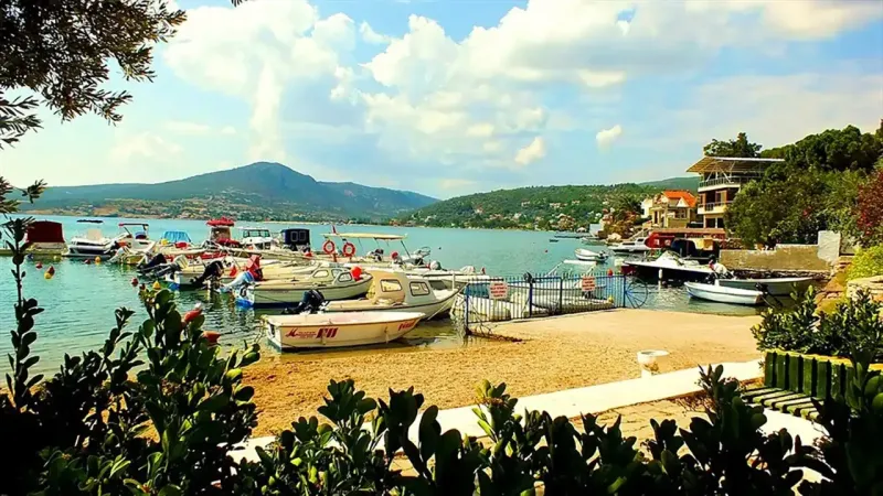 İzmir'de emeklilik hayallerini süsleyen balıkçı köyü: Pırıl pırıl plajları ve kurabiyesi ile ün saldı