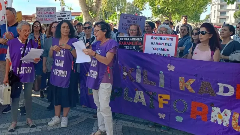 İzmir'de etek boyu protestosu: Kaymakam'ın sözleri tepki çekti
