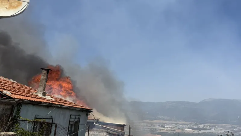 İzmir'de Yangın Alarmı! Ev ve Depo Kül Oldu