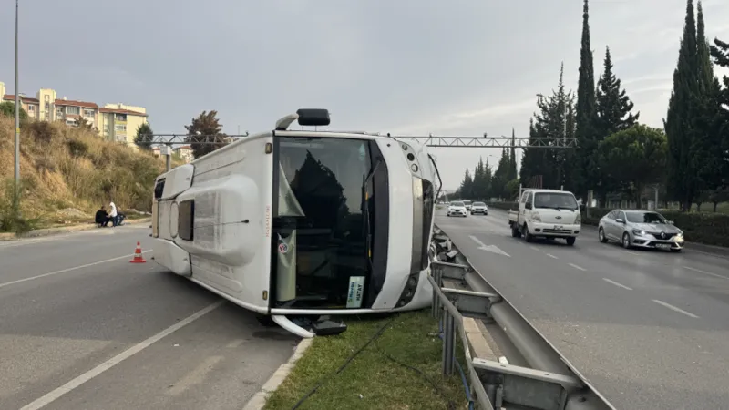 İzmir’de faciadan dönüldü: Midibüs devrildi