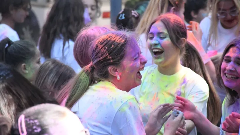 İzmir'de festival coşkusu: Gençler renkli etkinliklerde bir araya geldi