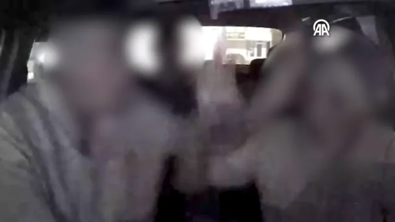 İzmir'de gerilim dolu anlar | 'Yolu uzattın' dedi, taksiciye saldırdı: O anlar kamerada