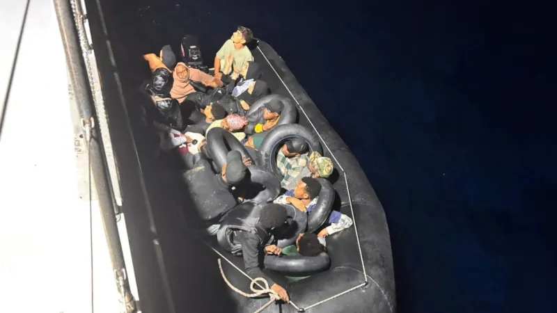 İzmir'de Göçmen Operasyonu! Sahil Güvenlik 20 Kişiyi Kurtardı
