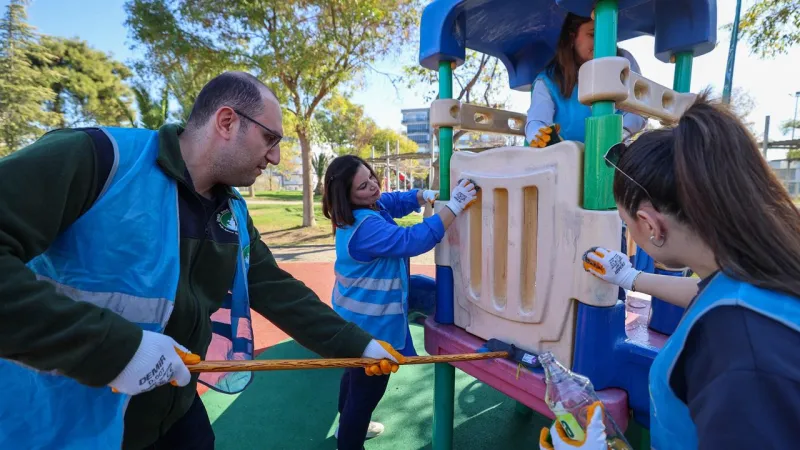 İzmir'de Gönüllülerden Park Temizliği! Bu Görüntüler Çok Konuşulacak!