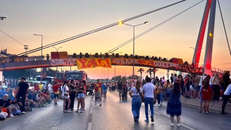İzmir'de Göztepe'nin 100. yıl kutlamalarından renkli görüntüler