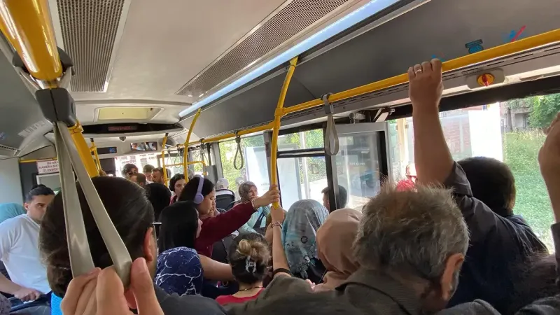 İzmir'de grev ikinci gününde: Otobüs duraklarında yoğunluk oluştu