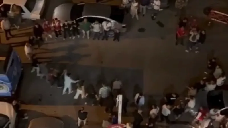 İzmir’de grev kapıda: Emekçiler DİSK binası önünde grev halayına başladı