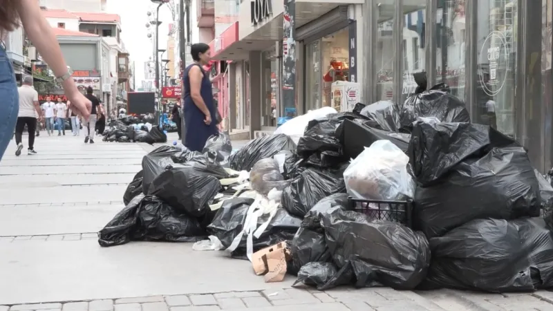 İzmir'de grev üçüncü gününde: Sokaklarda çöp yığınları oluştu