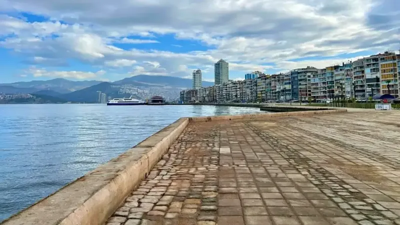 İzmir’de hafta sonuna yağmur uyarısı: Gök gürültüleri dönüyor