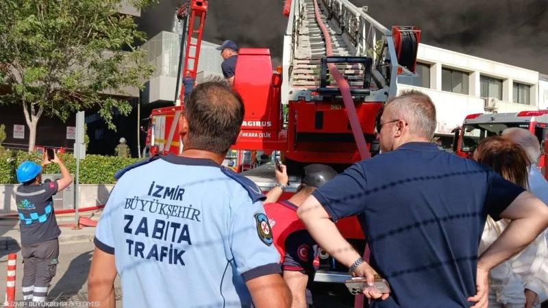 İzmir'de hastane yakınında korkutan yangın: Büyükşehir Zabıtası yangında seferber oldu