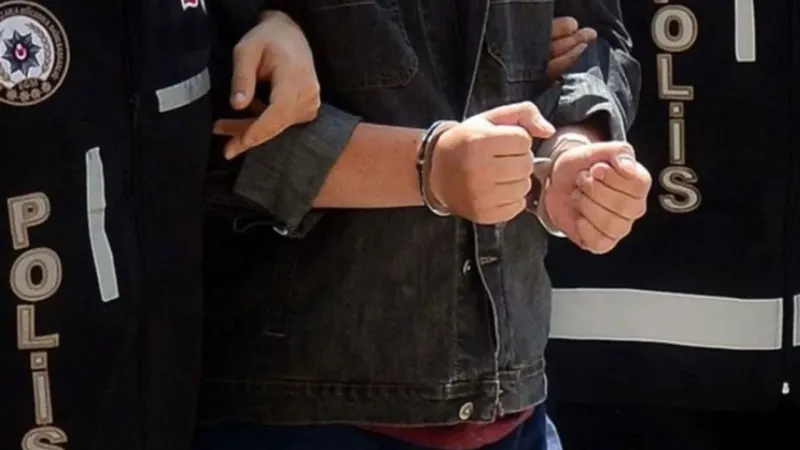İzmir'de Şok Baskın! 33 Yıl Hapis Cezasıyla Aranan Firari Yakalandı!