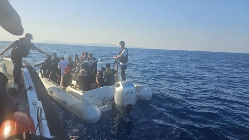 İzmir'de iki ayrı operasyon: 17'si çocuk 64 göçmen kurtarıldı