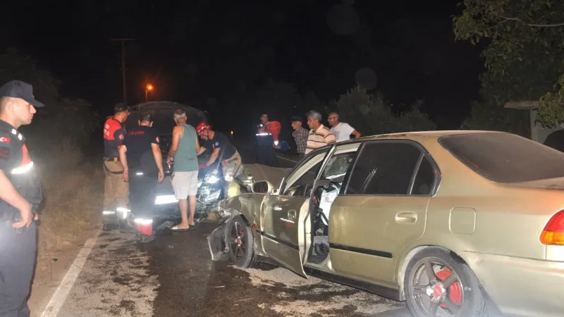 İzmir'de iki otomobil kafa kafaya çarpıştı: 4 yaralı