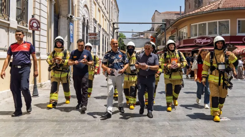 İzmir’de itfaiyeciler 40 derece sıcakta sokağa indi: Yangınlar canımızı yaktı