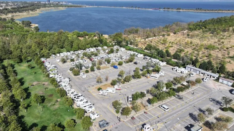İzmir'de Karavan Cenneti! İnciraltı Parkı Doldu Taştı!