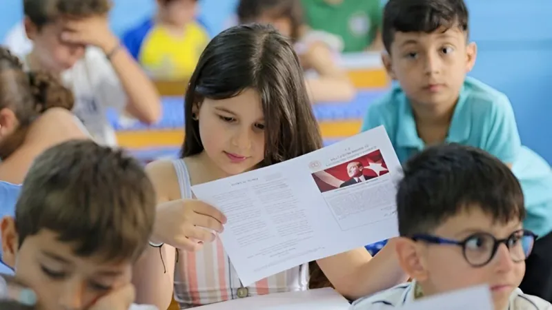 İzmir'de karne heyecanı: 732 bin öğrenci yaz tatiline girdi