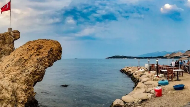 İzmir'de kayalıkların ardındaki gizli koy: Gelinkaya Halk Plajı'na ESHOT ile nasıl gidilir?