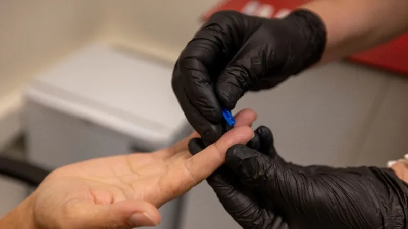 İzmir’de kimliksiz ve ücretsiz test hizmeti: 20 dakikada sonuç alınıyor, bilgiler sistemde yer almıyor