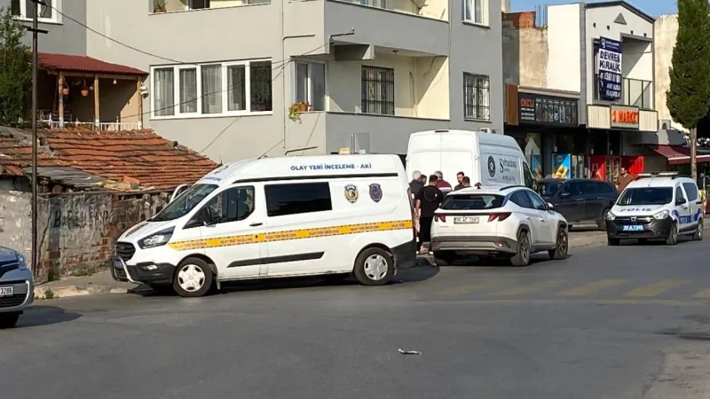 İzmir'de komşusuna silahla saldırdı: Karı-koca vuruldu