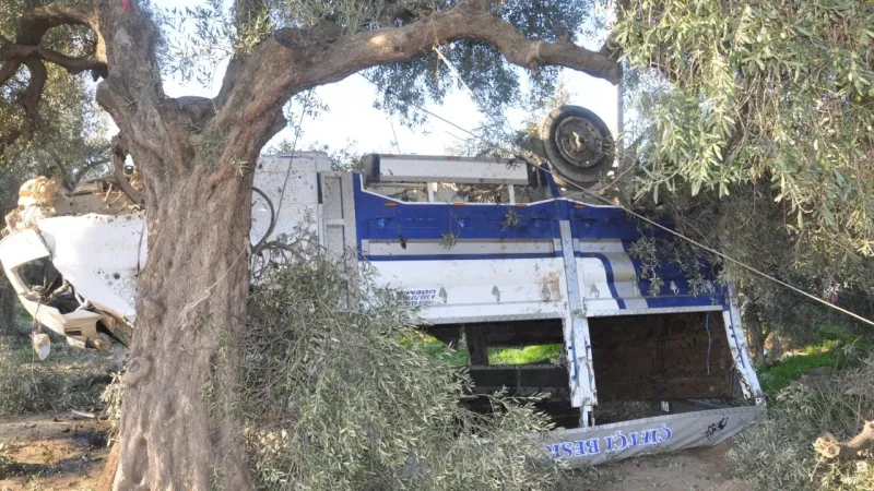 İzmir'de Kamyonet Kazası! Genç Sürücü Direğe Çarptı, Sonrası Şok