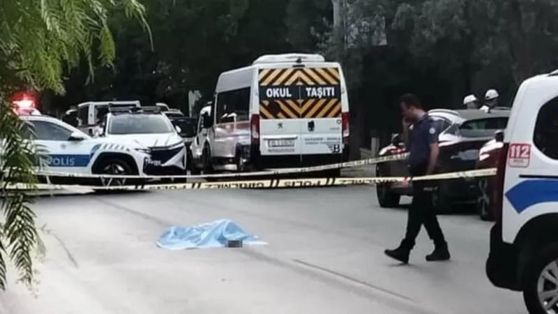 İzmir'de korkunç olay: Akan trafikte yola yatan kadının üzerinden 2 araba geçti