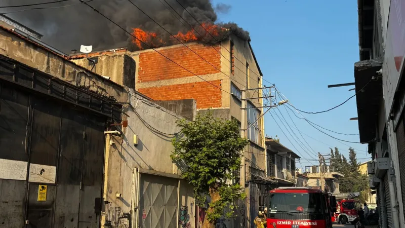 İzmir'de Yangın Alarmı! Alevler Binaları Sardı