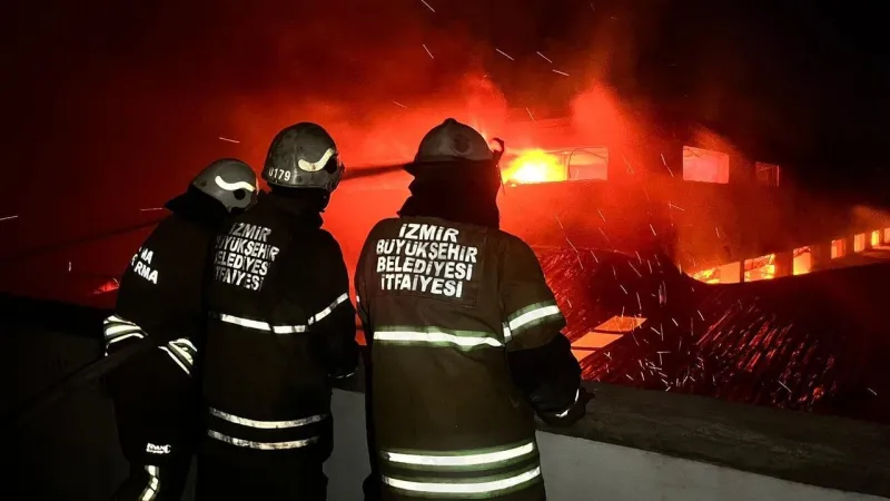 İzmir'de Mobilya Fabrikası Alevlere Teslim! Yangın Nasıl Söndürüldü?