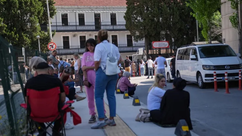 İzmir’de LGS heyecanı başladı: Öğrenciler sınav salonlarında, veliler dışarıda