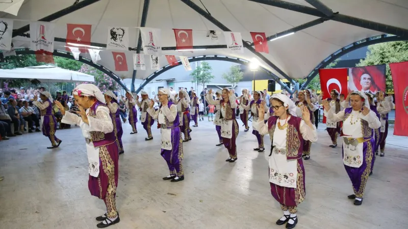 İzmir'de mahalle şenliği: Danslar edildi, halaylar çekildi!