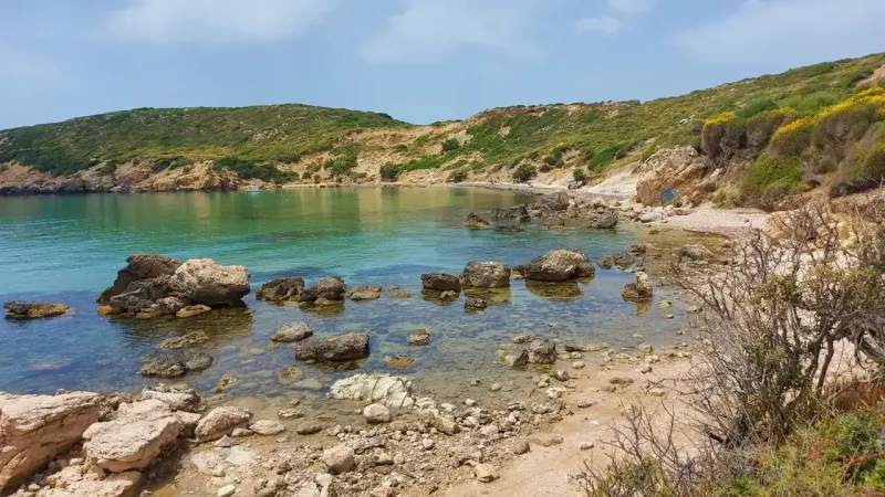 İzmir'de Maldivleri aratmayan gizli bir koy: Çadırını alan burada kamp yapıyor, doğal kili güzellik saçıyor