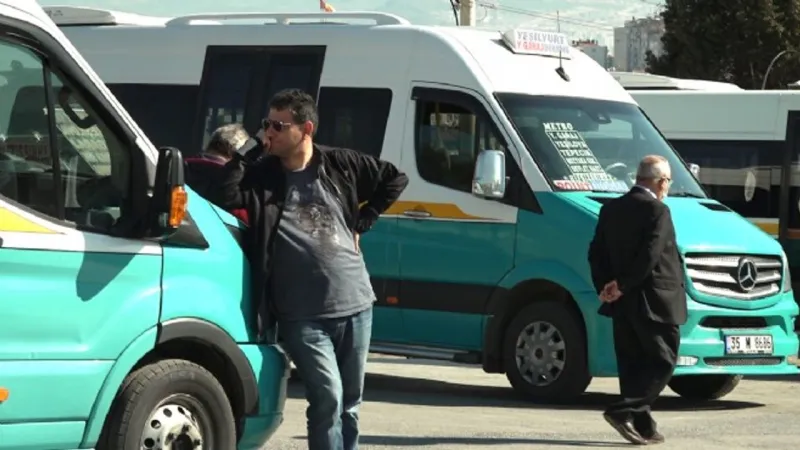İzmir'de Minibüsçüler Alarm Veriyor: Kontak Kapatma Eylemi mi Başlıyor?