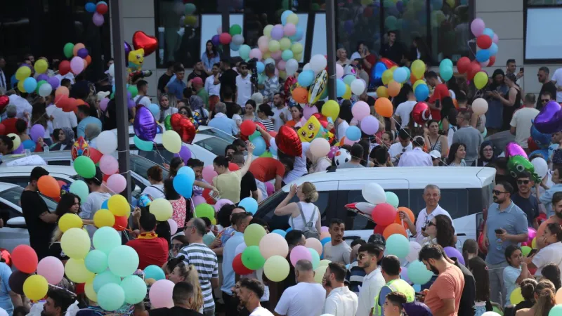 İzmir’de miniklerin hayali gerçek oldu: Yüzlerce balon gökyüzüne bırakıldı