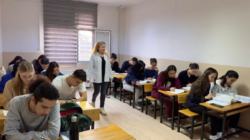 İzmir'de YKS'ye Hazırlıkta Dev Fırsat! Ücretsiz Kurs Kayıtları Başladı!