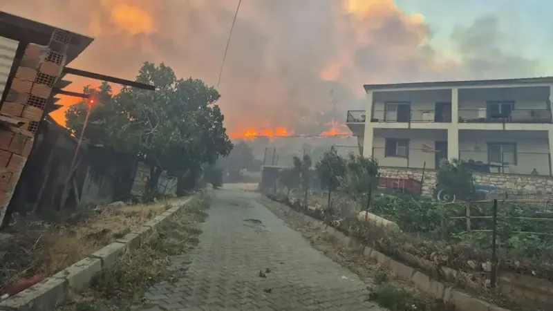 İzmir'de Korkutan Yangın Sonrası Müjde! Kontrol Altında!