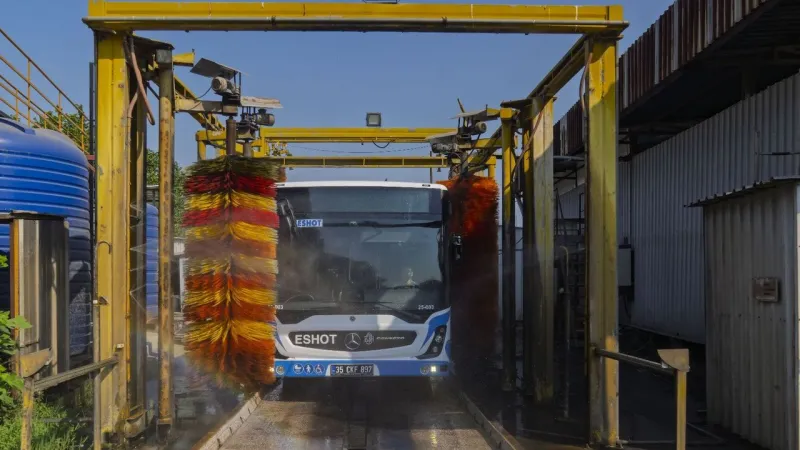 İzmir'de otobüsler su kaynakları korunarak temizleniyor