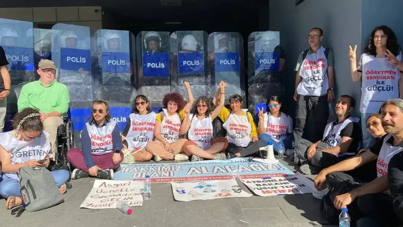 İzmir'de özel sektör öğretmenleri dertli: Hem güvencesizlik hem de mobbing