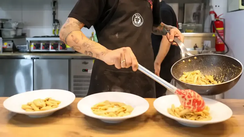 İzmir'de özellikle öğrencilerin gözde mekanı oldu: Çay 10, tatlı 50 TL