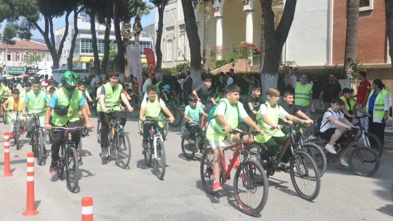 İzmir'de sağlıklı bir yaşam için pedalladılar: 350 sporcu katıldı!
