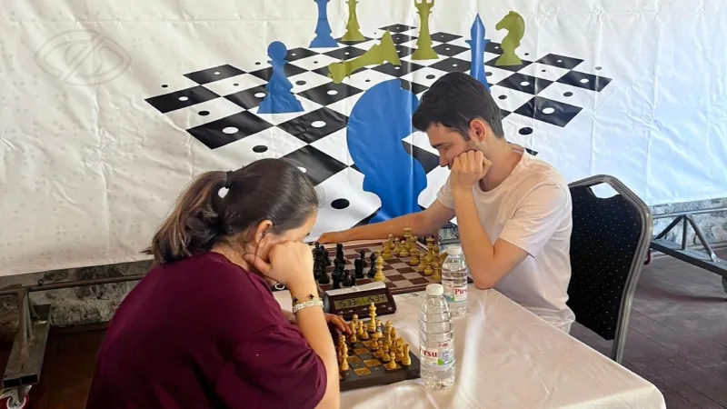 İzmir'de Satrançta Engeller Aşıldı: Görme Engelli Sporcular Şah Çekti!